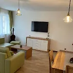 Newly Renovated 2 Downtown *