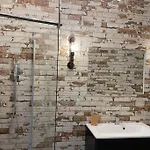 Newly Renovated 2 Downtown * ニトラ