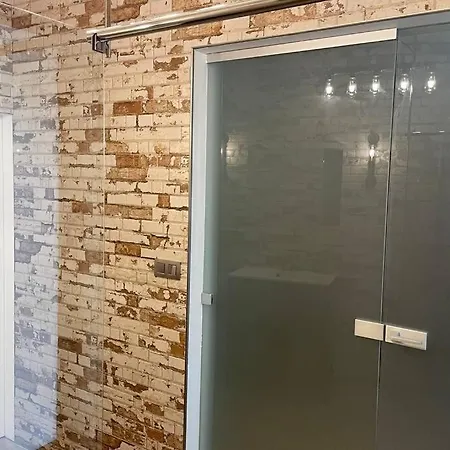 아파트 Newly Renovated 2 Downtown *