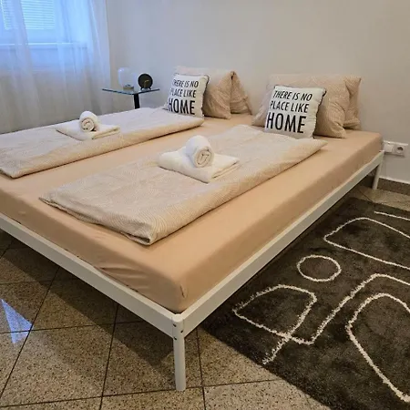 Newly Renovated 2 Downtown 아파트 니트라